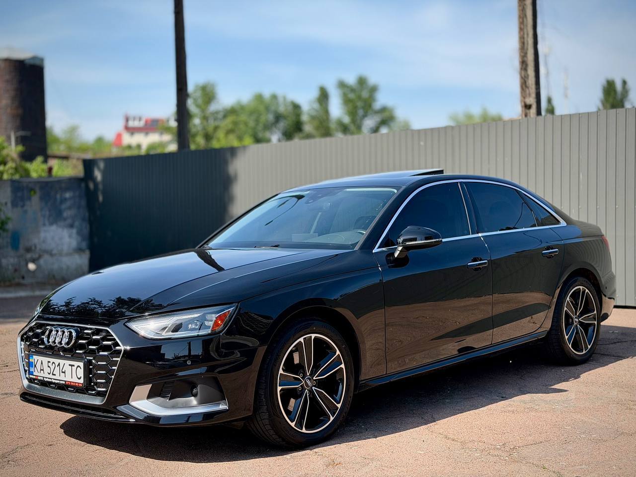 Чорний седан Audi A4 — викуп авто DriveMe